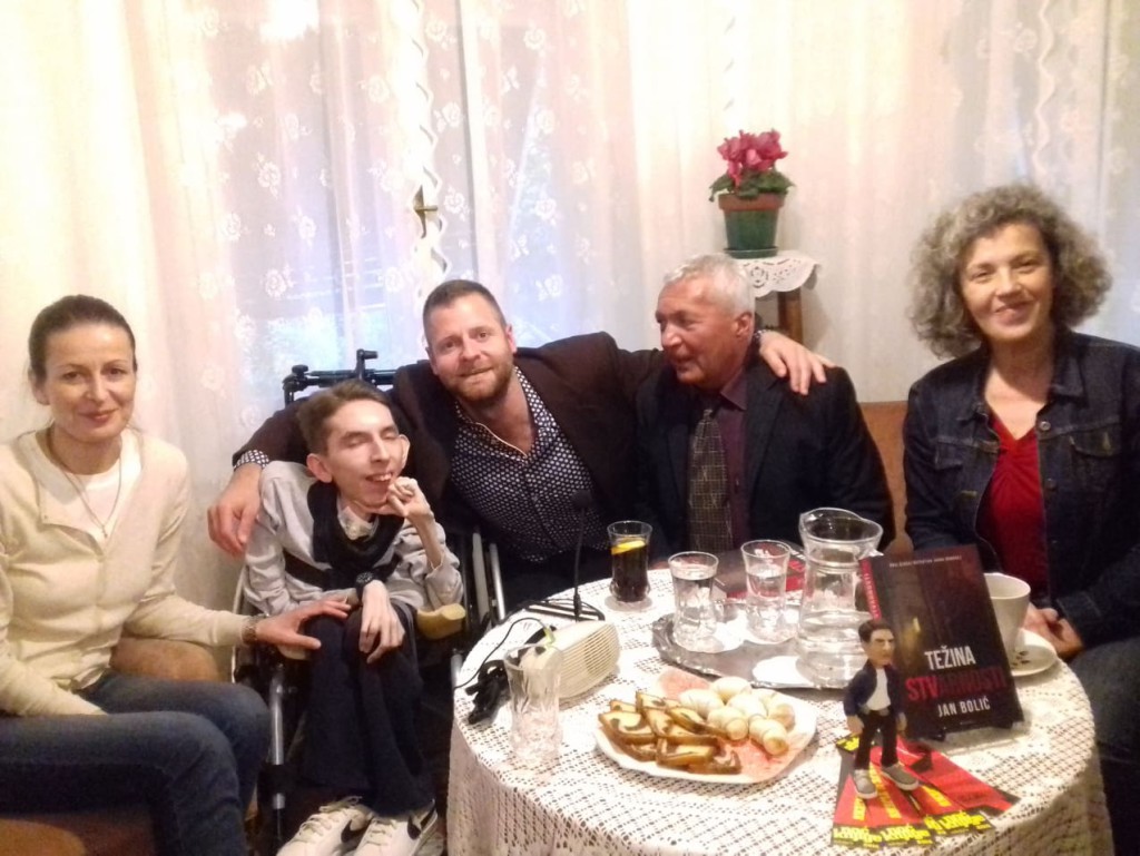  s lijeva na desno, Marissela Bolić (majka), Jan, gost večeri, glazbenik Zvjezdan Ružić, glumac i spiker Dubravko Sidor i urednica, predstavnica izdavača, Sandra Pocrnić Mlakar