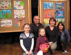 Künstlerehepaar Ankica und Ante Karacic mit Kindern, deren Bilder ausgezeichnet wurden
