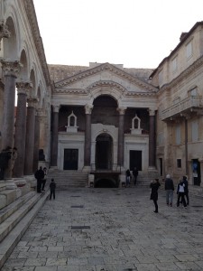 Peristil gradski trg nekad mjesto pokazivanja cara podanicima u pala i