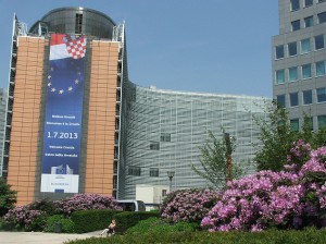 Zgrada EK sa hrvatskom zastavom -1